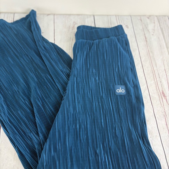 Alo Micro Plisse Set Cropped Jacket & High Waist Straight Leg Pant Eclipse Blue - Picture 9 of 13